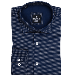 Camisa azul marino con diminutos puntos blancos, de estilo moderno.