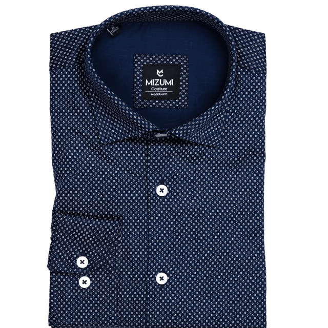 Camisa azul marino con diminutos puntos blancos, de estilo moderno.