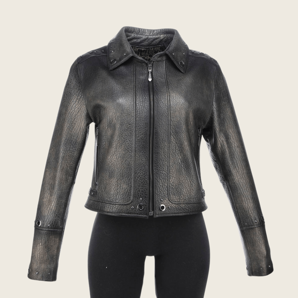 Chamarra de mujer en piel de borrego color negro con cierre al frente.