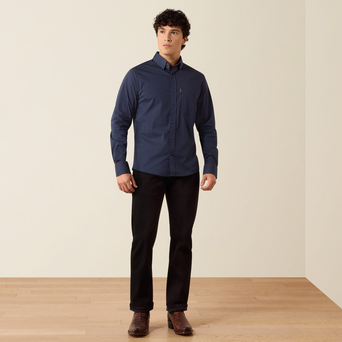 Camisa vaquera Ariat Maxx Modern azul para hombre – cuerpo completo