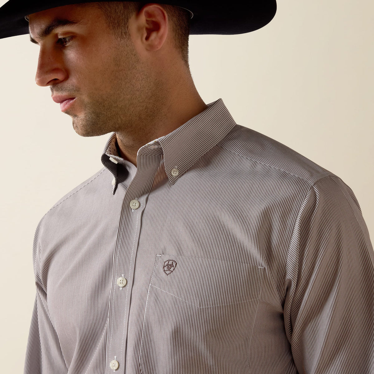 Camisa vaquera Ariat Randolph Fitted café para hombre – detalle 1