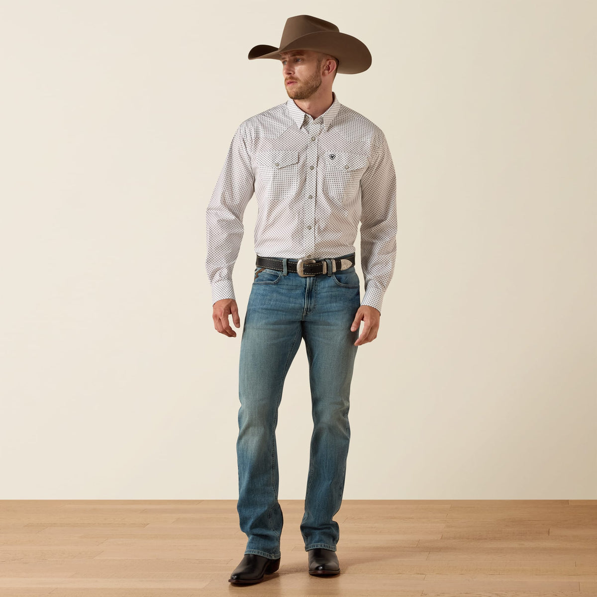 Camisa vaquera Ariat White Road blanca para hombre – cuerpo completo