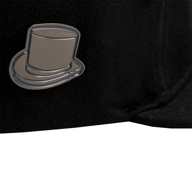 gorra con pin metalico