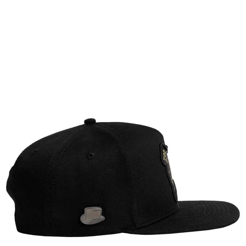 gorra negra con pin metalico